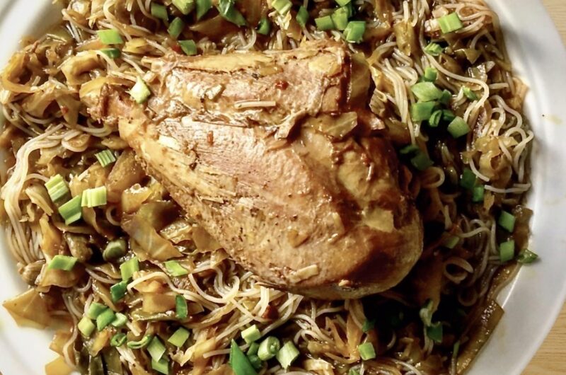 Indyk duszony na sposób azjatycki to podudzia duszone z korą cynamonową, anyżem i siekaną białą kapustą. Doprawiony sosami azjatyckimi i podany z makaronem ryżowym stanowi nie lada ciekawostkę kulinarną.