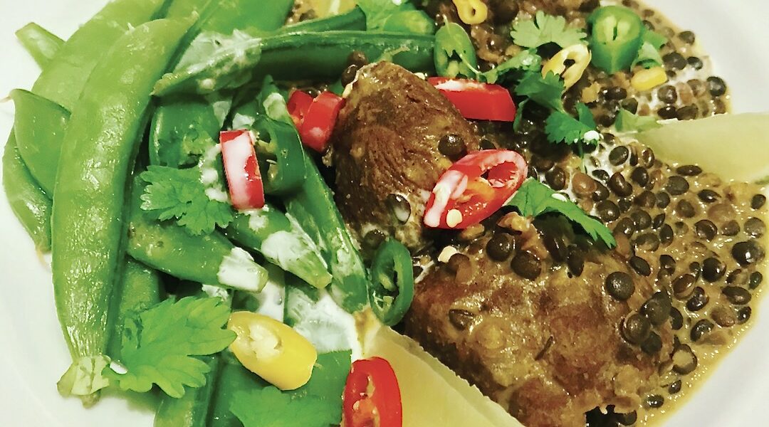 Kawałki indyka smażone, a następnie duszone z dodatkiem przyprawy curry na koniec zmieszane z ugotowaną soczewicą w mleczku kokosowym, czyli indyk w sosie curry.