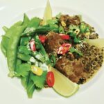 Kawałki indyka smażone, a następnie duszone z dodatkiem przyprawy curry na koniec zmieszane z ugotowaną soczewicą w mleczku kokosowym, czyli indyk w sosie curry.