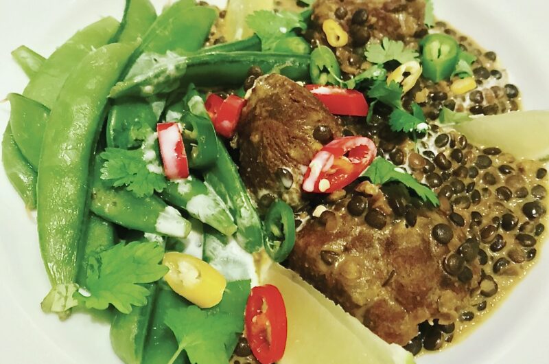 Kawałki indyka smażone, a następnie duszone z dodatkiem przyprawy curry na koniec zmieszane z ugotowaną soczewicą w mleczku kokosowym, czyli indyk w sosie curry.