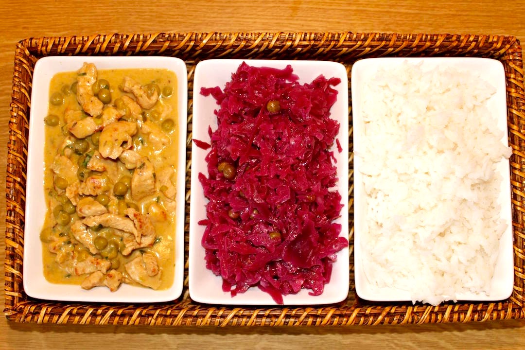 Indyk w sosie musztardowym przygotowujemy z  pokrojonego i smażonego mięsa,  które następnie dusimy w sosie własnym. Na koniec danie wzbogacamy zielonym groszkiem i doprawiamy musztardą i kwaśną śmietaną.