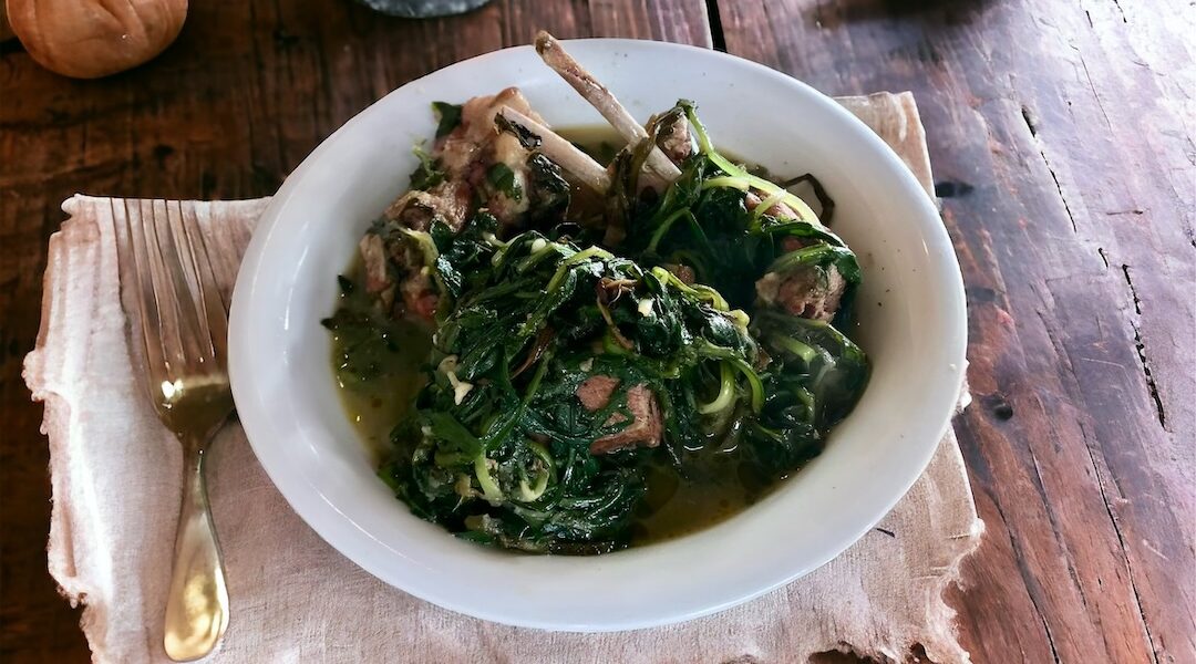 Jagnięcina z warzywami czyli kawałki jagnięciny z kością smażone na bardzo wolnym ogniu na oliwie z oliwek. Pod koniec gotowania mięsa danie do dania dodaje sie warzywa dla wzbogacenia smaku.