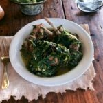 Jagnięcina z warzywami czyli kawałki jagnięciny z kością smażone na bardzo wolnym ogniu na oliwie z oliwek. Pod koniec gotowania mięsa danie do dania dodaje sie warzywa dla wzbogacenia smaku.