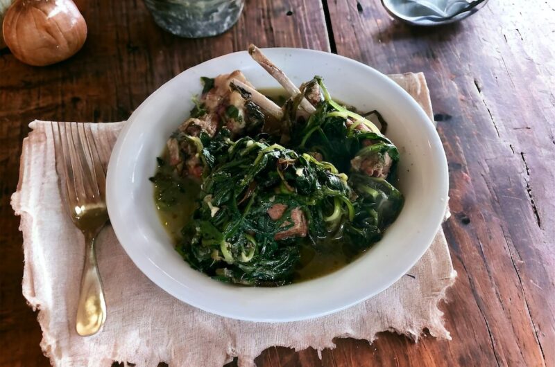 Jagnięcina z warzywami czyli kawałki jagnięciny z kością smażone na bardzo wolnym ogniu na oliwie z oliwek. Pod koniec gotowania mięsa danie do dania dodaje sie warzywa dla wzbogacenia smaku.