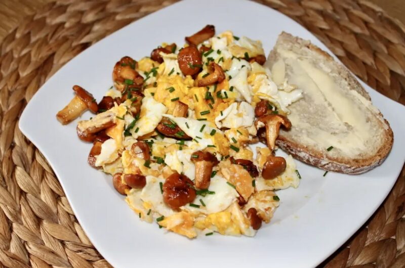 Jajecznica z kurkami z wiejskich jaj z dodatkiem przesmażonych z cebulą leśnych grzybów kurek posypana szczypiorkiem. Moja ulubiona wersja jajecznicy