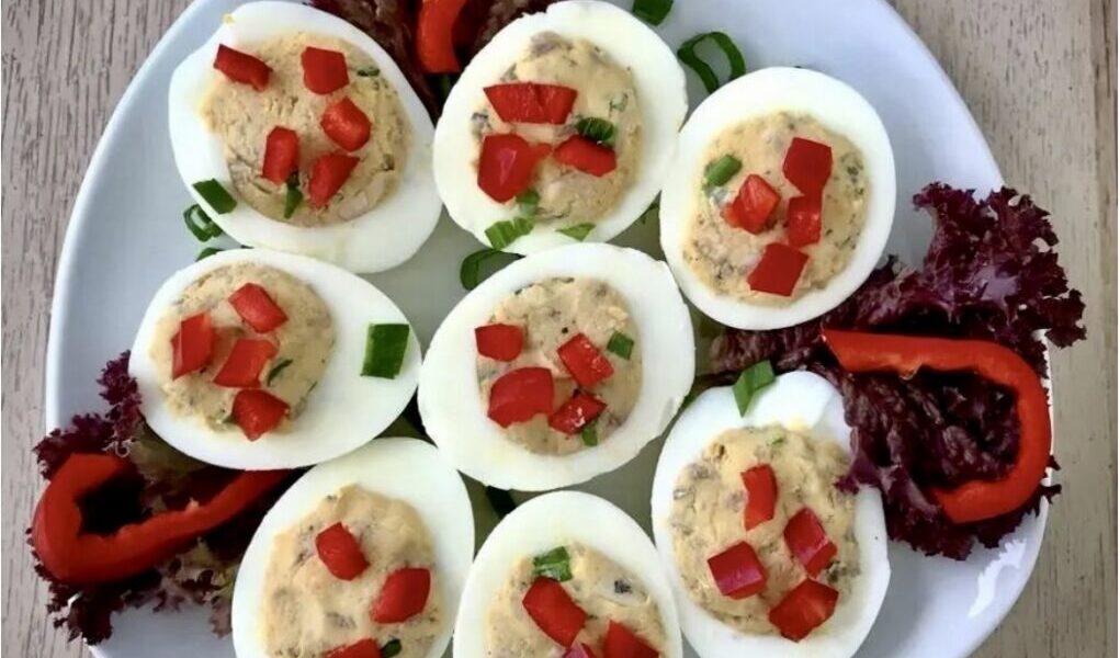 Jajka faszerowane anchois wypełnione zostały farszem z ugotowanych żółtek jajek zmieszanych z drobno siekanymi rybkami marynowanymi anchois oraz dymką i majonezem.