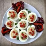 Jajka faszerowane anchois wypełnione zostały farszem z ugotowanych żółtek jajek zmieszanych z drobno siekanymi rybkami marynowanymi anchois oraz dymką i majonezem.