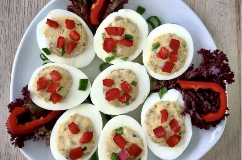 Jajka faszerowane anchois wypełnione zostały farszem z ugotowanych żółtek jajek zmieszanych z drobno siekanymi rybkami marynowanymi anchois oraz dymką i majonezem.