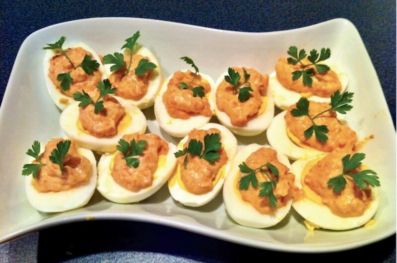 Jajka faszerowane łososiem czyli masą z roztartych żółtek jajek z dodatkiem musztardy, majonezu i zmiksowanego łososia wędzonego.