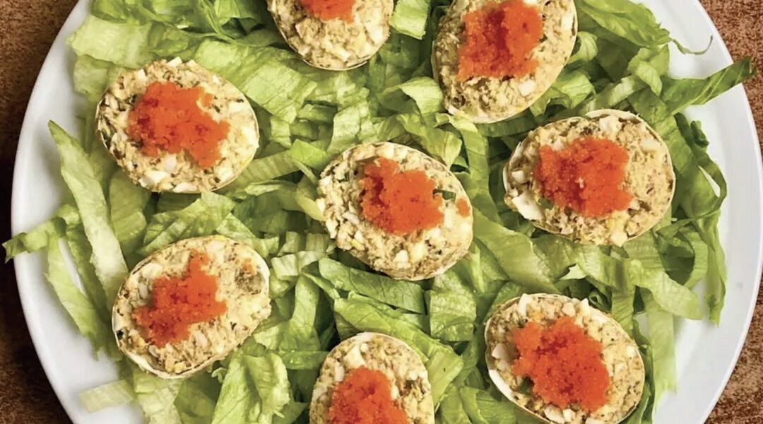 Jajka faszerowane szprotkami wędzonymi to skorupki jajek wypełnione farszem z ugotowanych jajek, szprotek wędzonych zmieszanych z majonezem, śmietaną i kaparami.