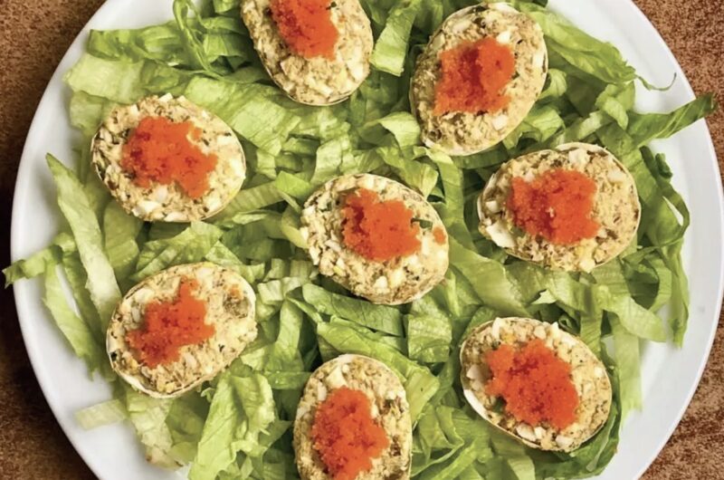 Jajka faszerowane szprotkami wędzonymi to skorupki jajek wypełnione farszem z ugotowanych jajek, szprotek wędzonych zmieszanych z majonezem, śmietaną i kaparami.