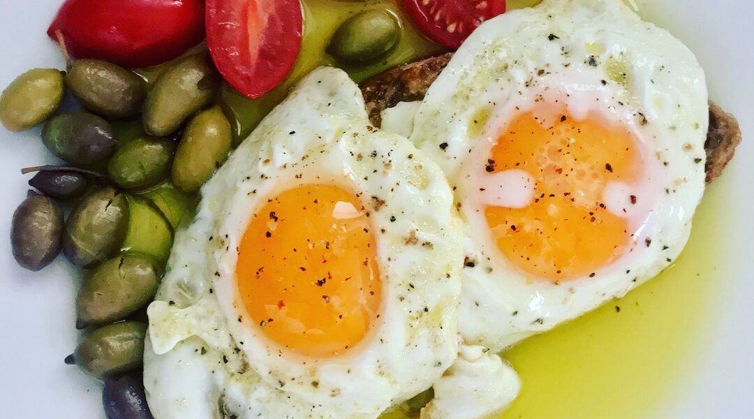 Jajka sadzone wiejskie smażone wolno na sporej ilości oliwy extra vergine.