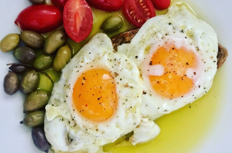 Jajka sadzone wiejskie smażone wolno na sporej ilości oliwy extra vergine.