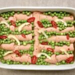 Jajka w szynce z chrzanem w galarecie to prosta przekąska, która wzbogaci twój imprezowy bufet.