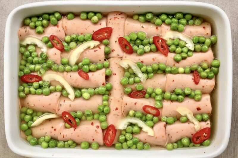 Jajka w szynce z chrzanem w galarecie to prosta przekąska, która wzbogaci twój imprezowy bufet.