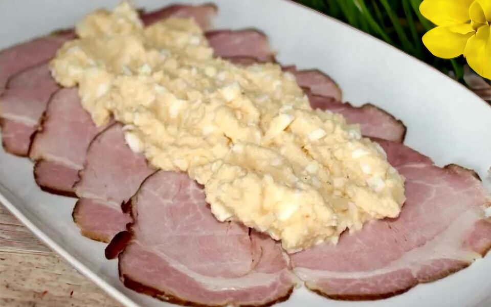 Jajka z chrzanem to wspaniały i prosty w przygotowaniu dodatek do wędlin.