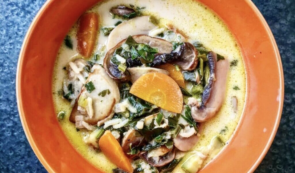 Jarzynowa na rosole to prosta zupa, którą można ugotować naprędce ze składników, które akurat mamy w domu. Wystarczy nieco bulionu drobiowego oraz na przykład marchewki, cukinii, pieczarek, ryżu i kwaśnej śmietany.