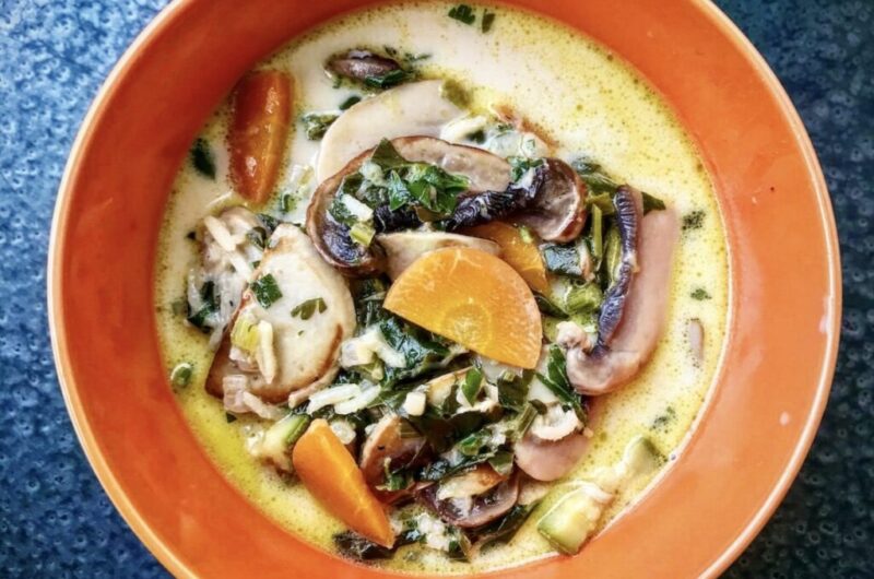 Jarzynowa na rosole to prosta zupa, którą można ugotować naprędce ze składników, które akurat mamy w domu. Wystarczy nieco bulionu drobiowego oraz na przykład marchewki, cukinii, pieczarek, ryżu i kwaśnej śmietany.