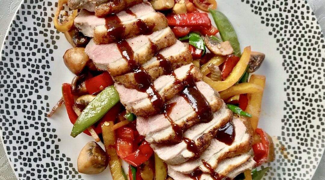 Kaczka po chińsku przygotowana została z piersi kaczki. Mięso zostało najpierw krótko obsmażone, a następnie pieczone.  Kaczkę podaję na chrupiących krótko smażonych w woku warzywach z dodatkiem sosu słodko ostrego. Coś wyjątkowo smacznego.