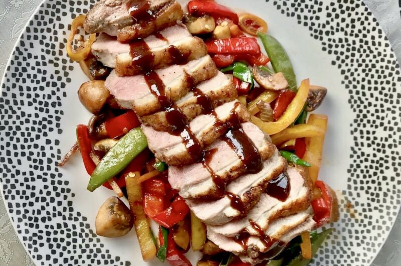 Kaczka po chińsku przygotowana została z piersi kaczki. Mięso zostało najpierw krótko obsmażone, a następnie pieczone.  Kaczkę podaję na chrupiących krótko smażonych w woku warzywach z dodatkiem sosu słodko ostrego. Coś wyjątkowo smacznego.