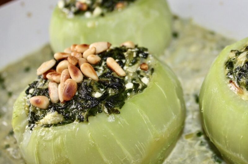 Kalarepa z wydrążonymi środkami faszerowana duszonym szpinakiem, serem feta i orzeszkami piniowymi, a następnie duszona w sosie.