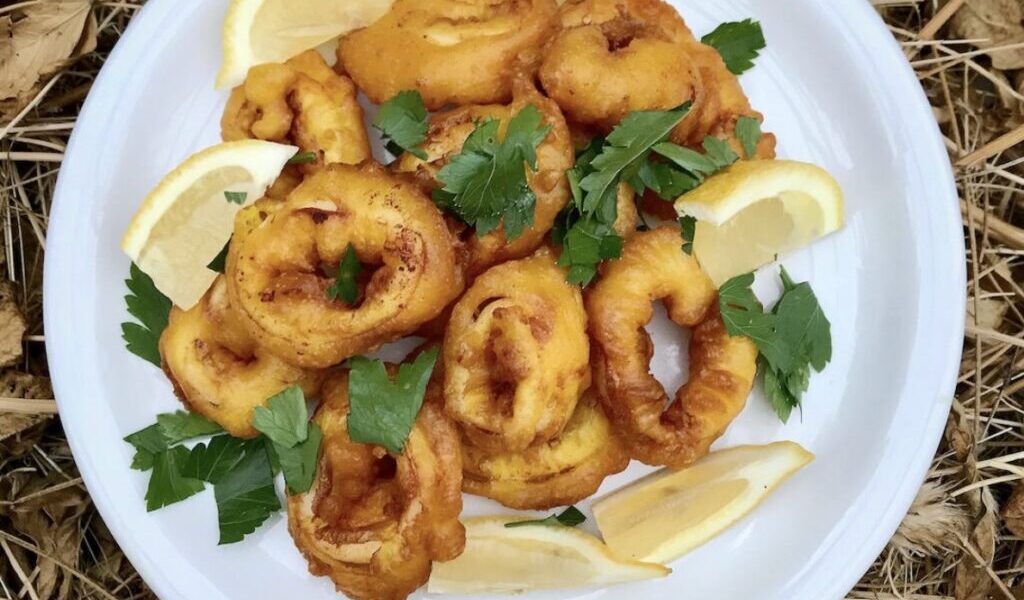 Kalmary w cieście, czyli krążki kalmarów maczane w cieście naleśnikowym z dodatkiem jasnego piwa,  smażone krótko w głębokim tłuszczu.