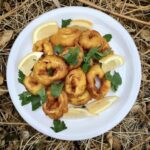 Kalmary w cieście, czyli krążki kalmarów maczane w cieście naleśnikowym z dodatkiem jasnego piwa,  smażone krótko w głębokim tłuszczu.