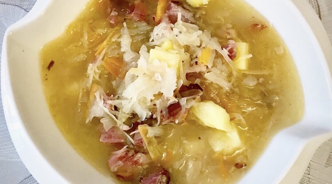 Kapuśniak na żeberkach wędzonych, czyli zupa z kapusty kiszonej przygotowana na wywarze z żeberek wędzonych z dodatkiem startych warzyw, ziemniaków i mięsa z żeberek.