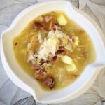 Kapuśniak na żeberkach wędzonych, czyli zupa z kapusty kiszonej przygotowana na wywarze z żeberek wędzonych z dodatkiem startych warzyw, ziemniaków i mięsa z żeberek.