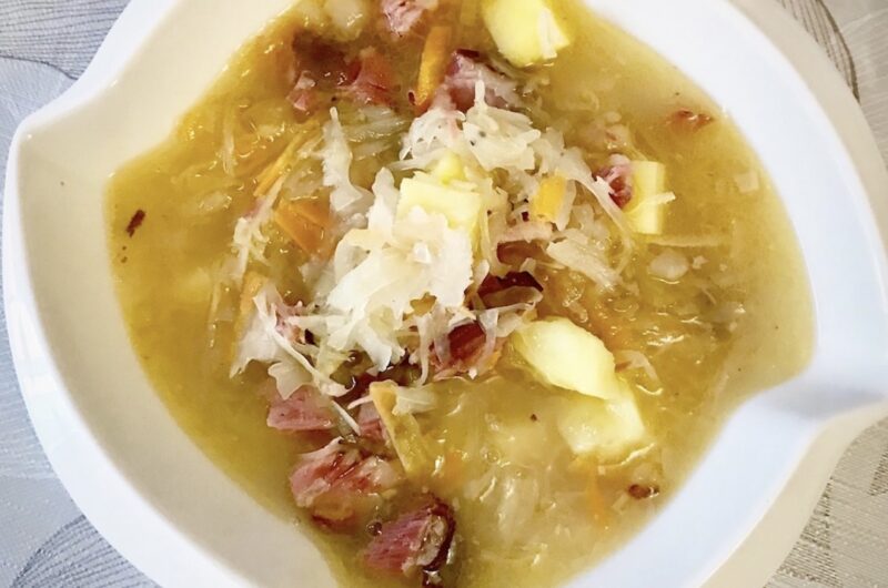 Kapuśniak na żeberkach wędzonych, czyli zupa z kapusty kiszonej przygotowana na wywarze z żeberek wędzonych z dodatkiem startych warzyw, ziemniaków i mięsa z żeberek.