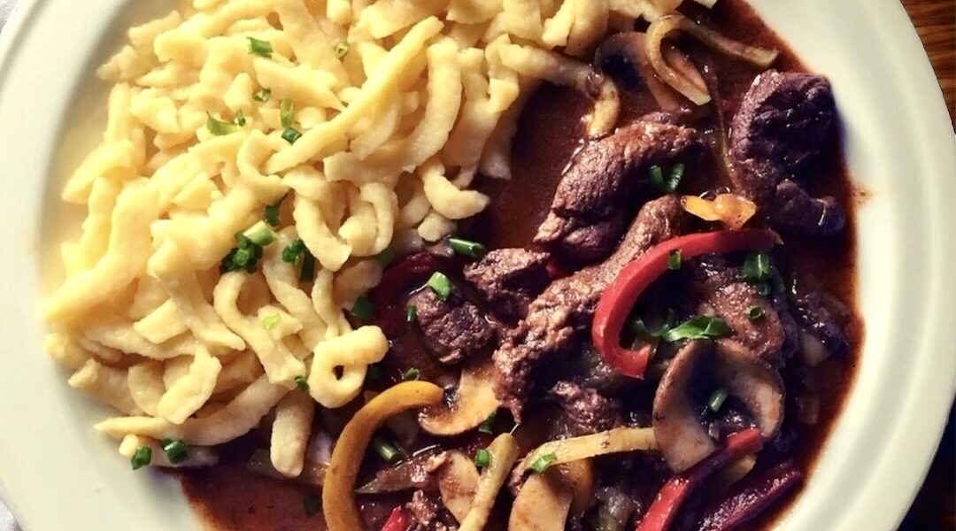 Karkówka z dzika to krojone na kawałki i marynowane w czerwonym winie mięso, a następnie po zamarynowaniu duszone wolno z pieczarkami, świeżą papryką i ogórkami kiszonymi.