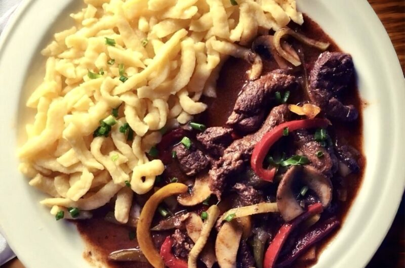 Karkówka z dzika to krojone na kawałki i marynowane w czerwonym winie mięso, a następnie po zamarynowaniu duszone wolno z pieczarkami, świeżą papryką i ogórkami kiszonymi.