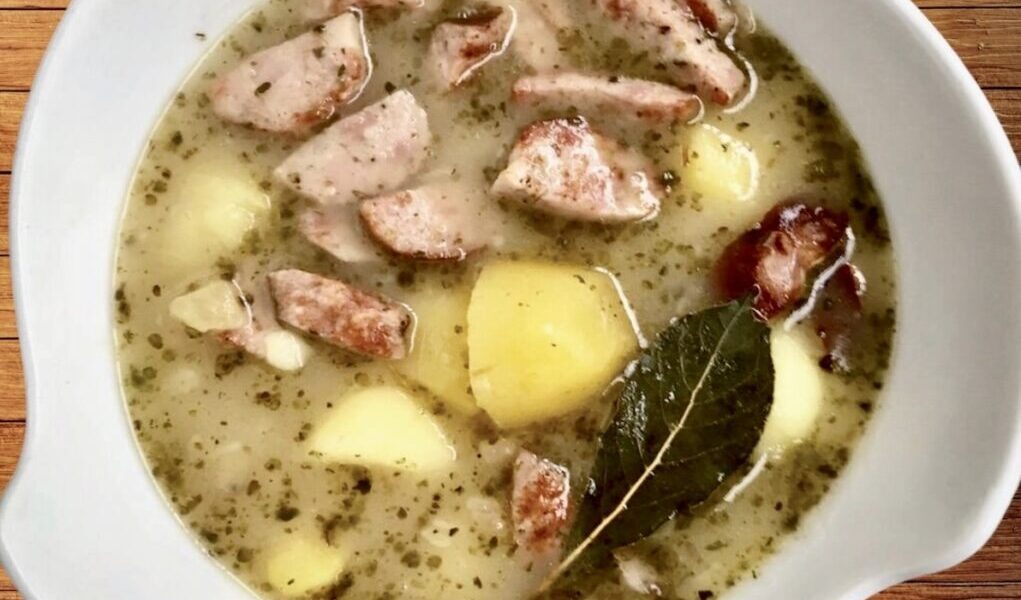 Kartoflanka to tradycyjna i sycąca polska zupa ziemniaczana przygotowana z ziemniaków oraz przesmażonych kawałków kiełbasy i przypraw na koniec zagęszczoną jasną zasmażką na boczku i słoninie.