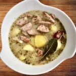 Kartoflanka to tradycyjna i sycąca polska zupa ziemniaczana przygotowana z ziemniaków oraz przesmażonych kawałków kiełbasy i przypraw na koniec zagęszczoną jasną zasmażką na boczku i słoninie.