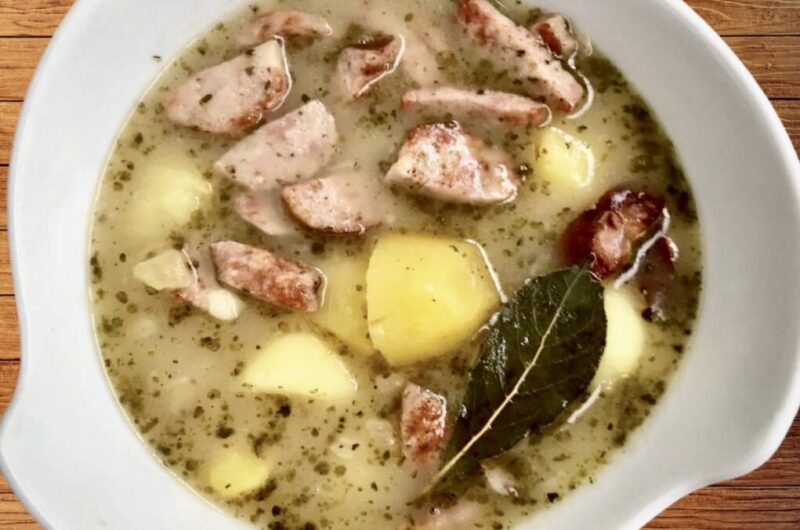 Kartoflanka to tradycyjna i sycąca polska zupa ziemniaczana przygotowana z ziemniaków oraz przesmażonych kawałków kiełbasy i przypraw na koniec zagęszczoną jasną zasmażką na boczku i słoninie.