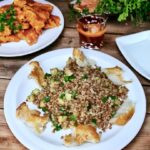 Ugotowana kasza gryczana podana z przesmażoną dymką i cukinią podana z wędzonym dorszem