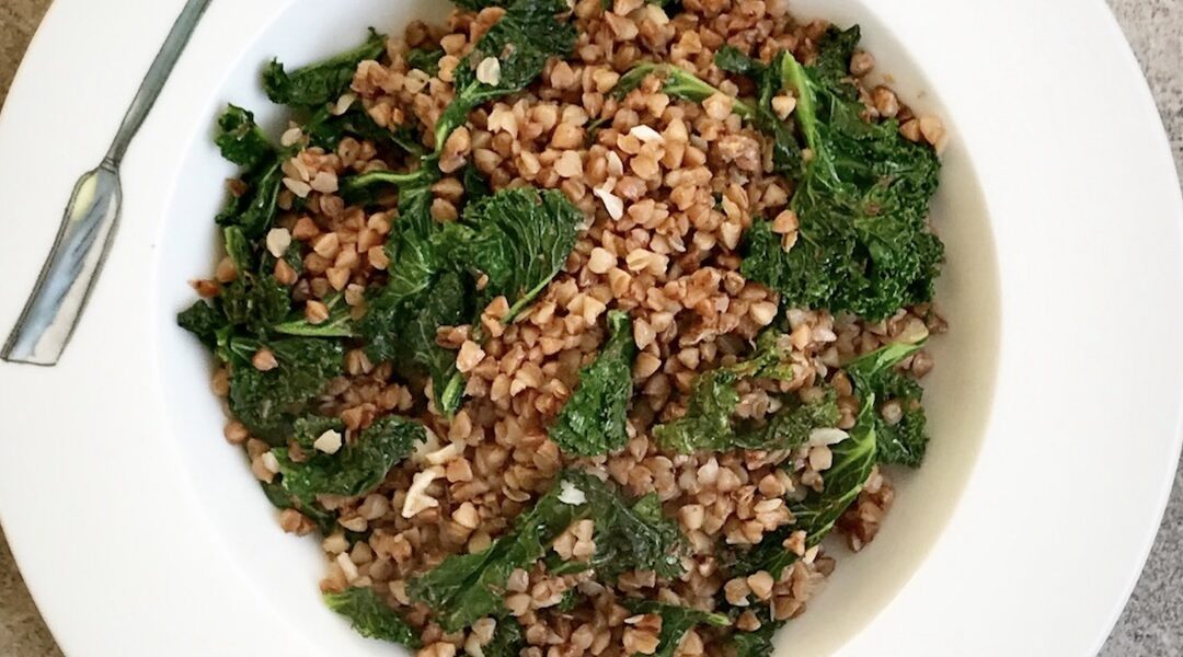 Ugotowana kasza gryczana z jarmużem to pomysł na zdrowy i sycący posiłek.