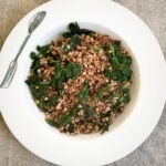 Ugotowana kasza gryczana z jarmużem to pomysł na zdrowy i sycący posiłek.