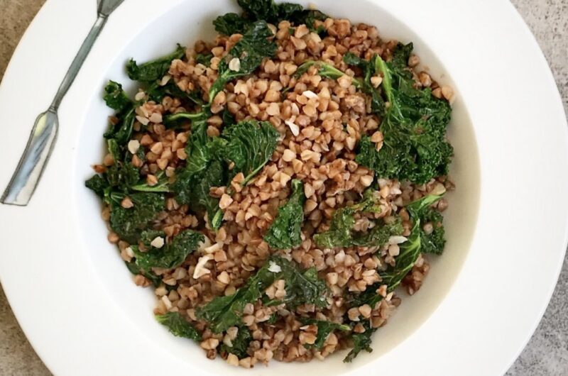 Ugotowana kasza gryczana z jarmużem to pomysł na zdrowy i sycący posiłek.