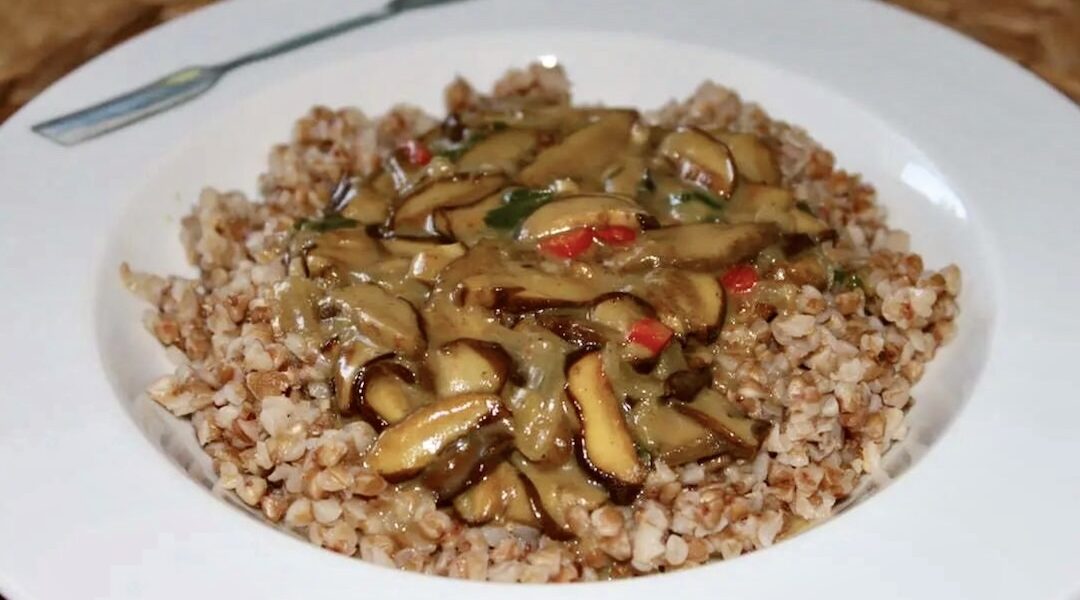 Palona kasza gryczana podana z sosem grzybowym przygotowanym ze świeżych podgrzybków doprawionym kwaśną śmietaną.