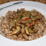 Palona kasza gryczana podana z sosem grzybowym przygotowanym ze świeżych podgrzybków doprawionym kwaśną śmietaną.