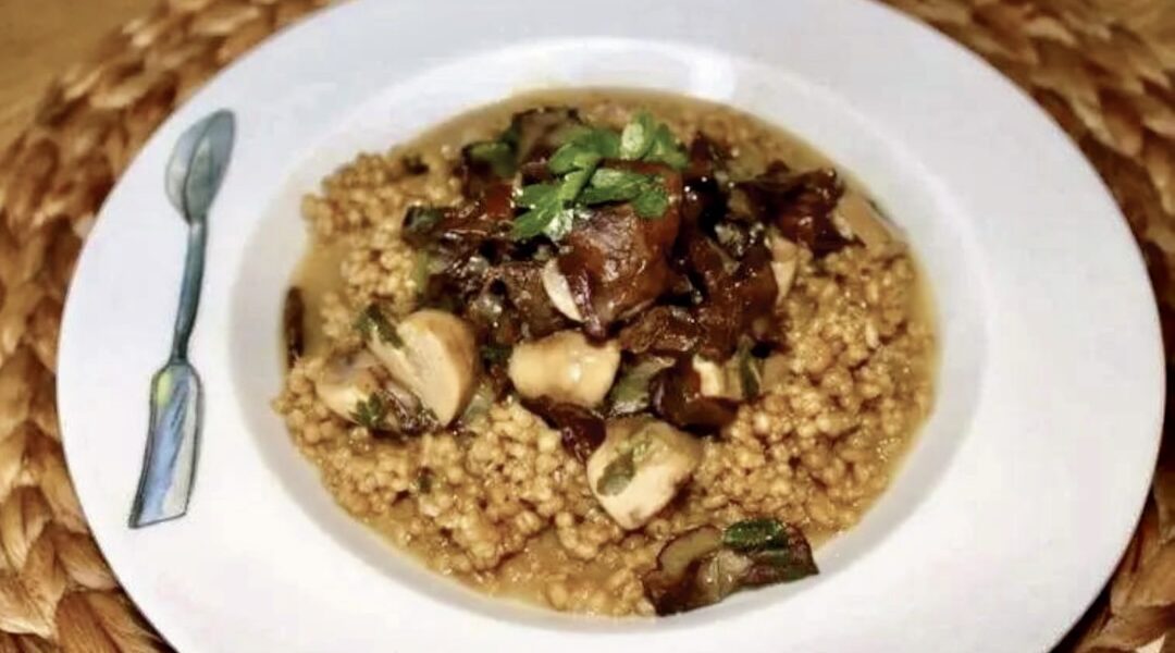 Kasza jęczmienna  podana z aromatycznym sosem grzybowym przygotowanym z pieczarek i suszonych grzybów.