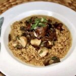 Kasza jęczmienna  podana z aromatycznym sosem grzybowym przygotowanym z pieczarek i suszonych grzybów.