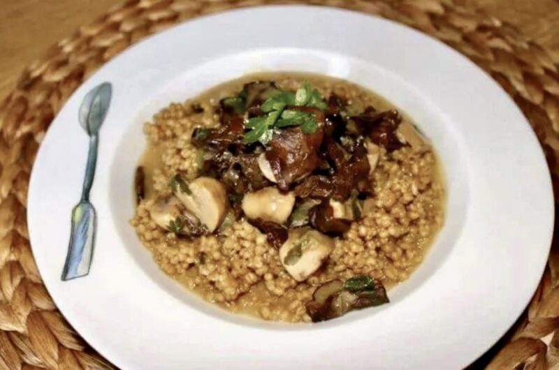 Kasza jęczmienna  podana z aromatycznym sosem grzybowym przygotowanym z pieczarek i suszonych grzybów.