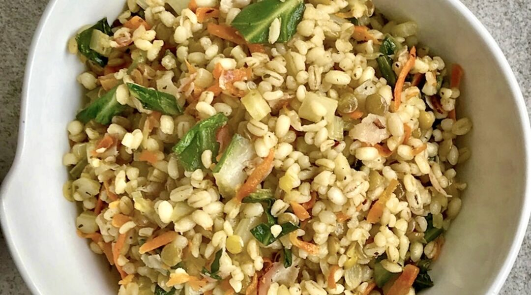 Kasza pęczak z warzywami z dodatkiem przesmażonego boczku z dodatkiem buraka liściastego, cebuli i marchewki wzbogacona łyżką gęsiego smalcu.