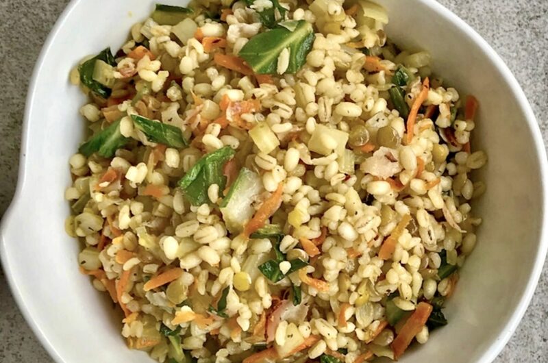 Kasza pęczak z warzywami z dodatkiem przesmażonego boczku z dodatkiem buraka liściastego, cebuli i marchewki wzbogacona łyżką gęsiego smalcu.