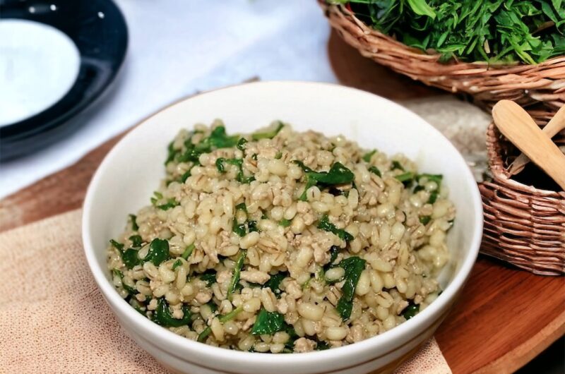 Kasza pęczak duszona z białym winem, cebulą, czosnkiem i mięsem mielonym na koniec wzbogacona liśćmi szpinaku.