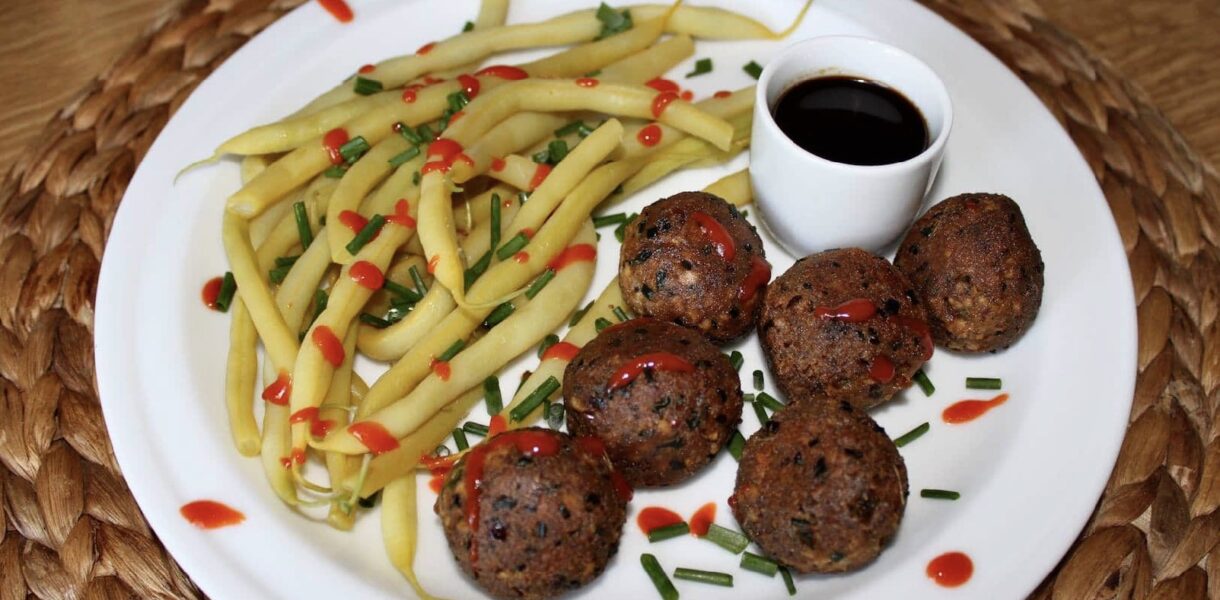 Klopsiki z tofu wędzonego z dodatkiem imbiru, sosu sojowego, dymki i czosnku smażone krótko w głębokim tłuszczu. Zadowolą nawet najwybredniejsze smaki wegefanów.