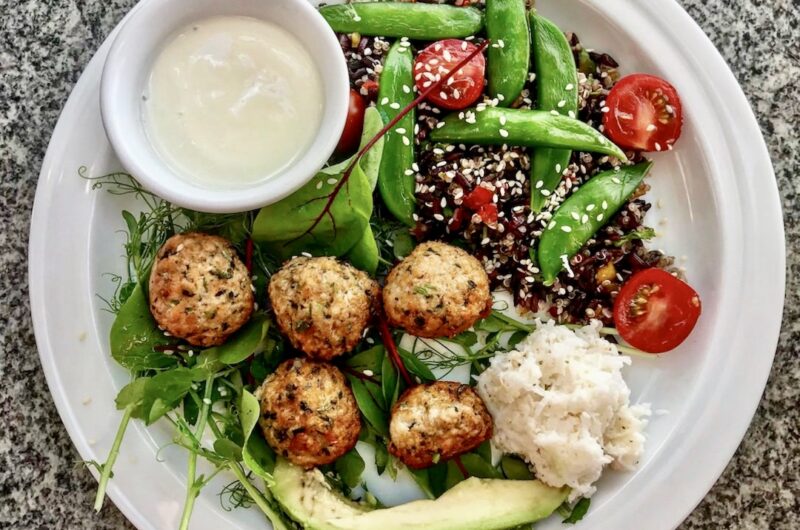 Klopsy z mielonego surowego łososia z dodatkiem świeżych ziół, smażone i podane z sałatką z komosy ryżowej ze zmiksowanymi warzywami.