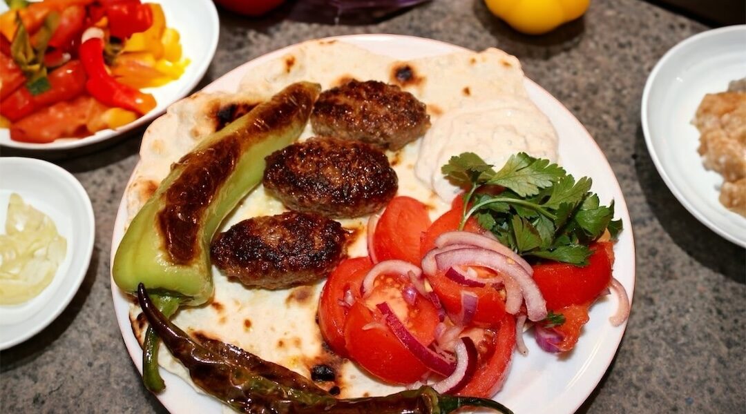 Kofte, czyli kotleciki z mielonego mięsa jagnięcego i wołowego z dodatkiem aromatycznych przypraw i warzyw.